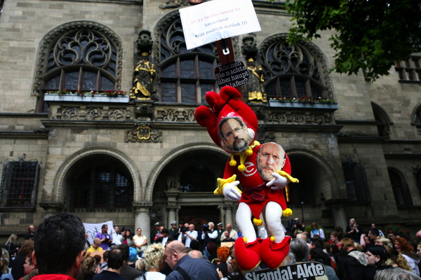 love-parade, verantwortung, duisburg, boulevard-medien, adolf-sauerland